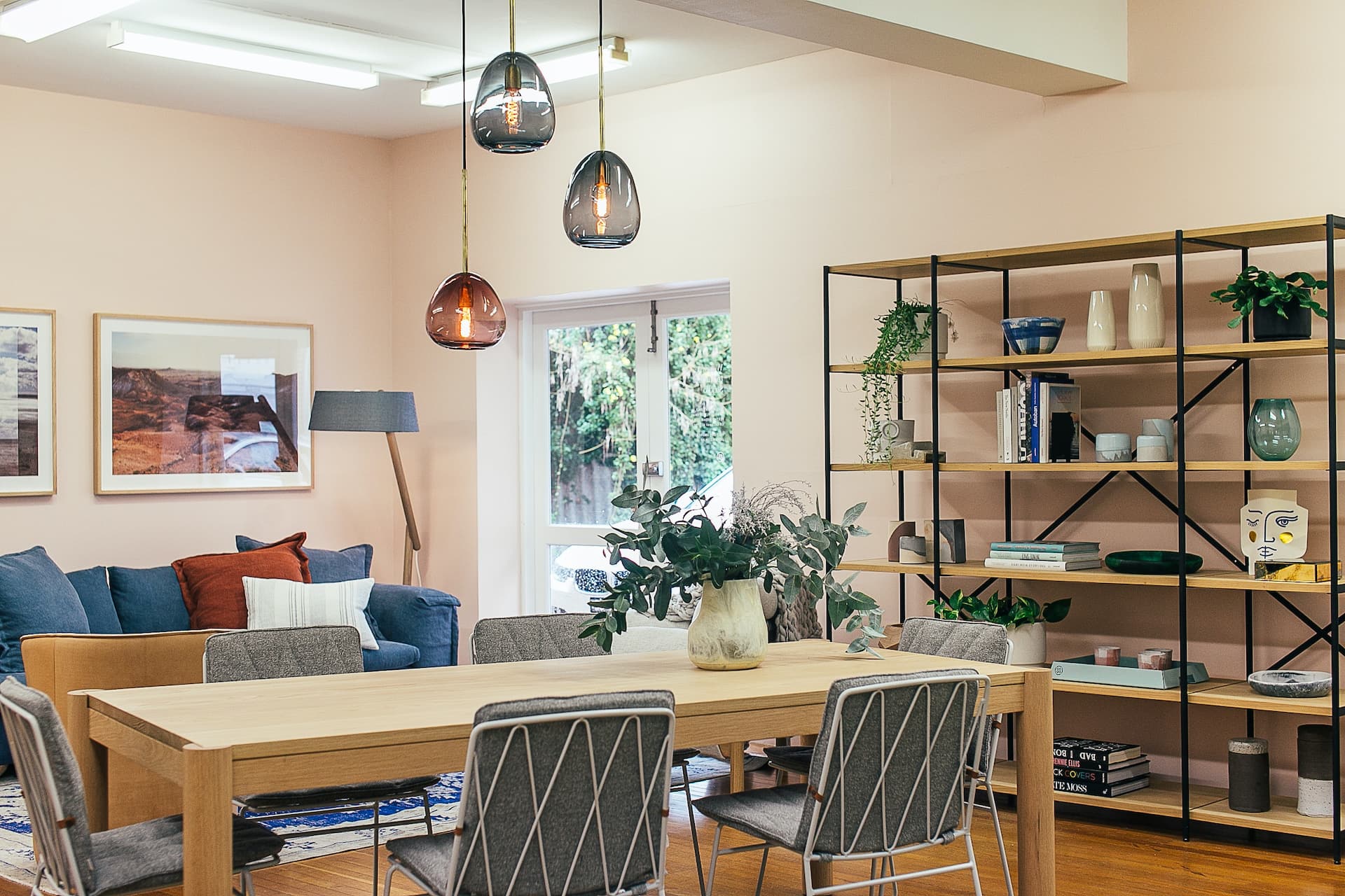 Salón con muebles modulares.
